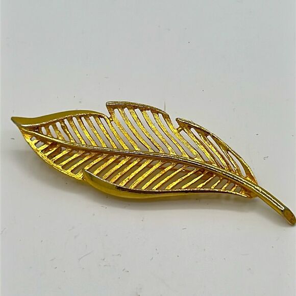 4 vintage Gold tone leaf brooches/pins - Picture 3 of 7